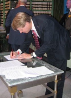 Roma, 2011.  Raccolta firme contro dichiarazione unilaterale ONU Stato Palestina