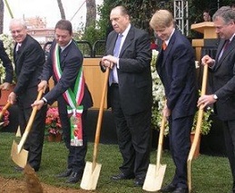 Roma, 2011. Tempio Mormoni primo colpo piccone