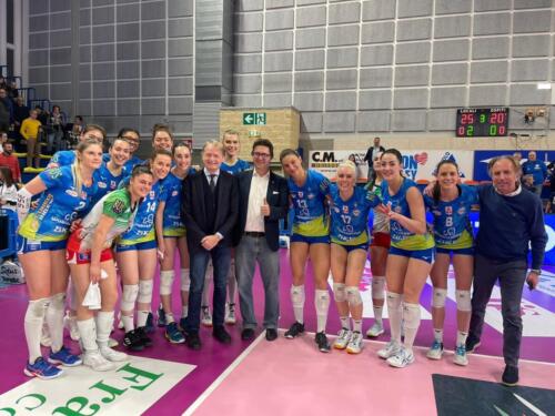 Con le atlete dell'UnionVolley Pinerolo, il Consigliere Regionale Davide Nicco e il Sindaco di Villafranca Piemonte Agostino Bottano